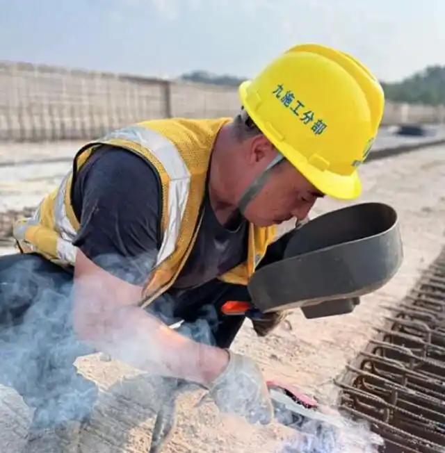 衡永高速沥青摊铺_醴娄高速扩容工程_高速建设