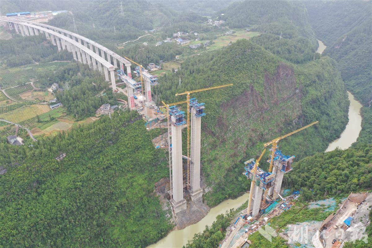 双柳长江大桥桥面铺装进度_高速建设_湖北高速公路建设项目